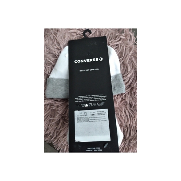 💥NWT CONVERSE BABY HAT/BOOTIE SET - Picture 2 of 3